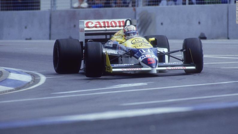 1986: Cuando solo necesitaba un podio para ganar una dramática lucha de tres por el título en Australia, el piloto británico Nigel Mansell sufrió un reventón de neumáticos, lo que permitió a Alain Prost conseguir la victoria sobre Mansell y Nelson Piquet.