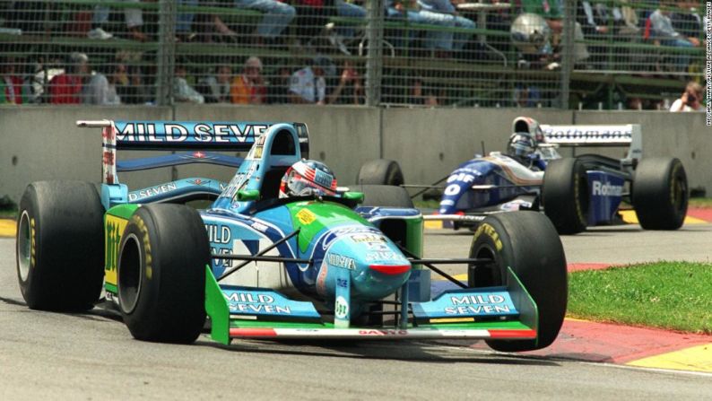 1994: Después de haber estado separados por solo un punto al llegar al último circuito en Australia, Michael Schumacher y Damon Hill chocaron en la vuelta 36, retirándose ambos de la carrera. Los comisarios consideraron la colisión como un incidente de carrera y Schumacher ganó su primer campeonato.