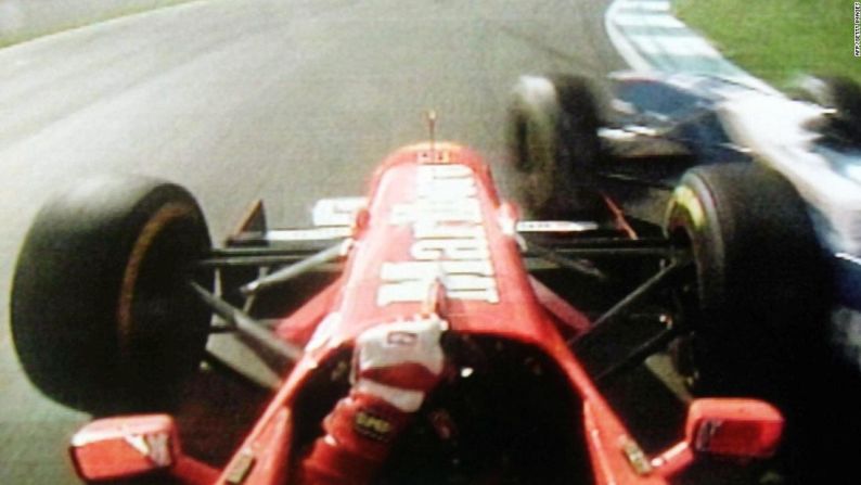1997: Quizás el final de temporada de F1 más infame de todos los tiempos, los líderes del campeonato Michael Schumacher y Jacques Villeneuve chocaron cuando el canadiense intentaba adelantar en España. Schumacher se retiró de la carrera mientras Villeneuve terminaba tercero para ganar el título, y el alemán -que posteriormente la FIA consideró que había causado un accidente evitable- fue descalificado del campeonato.