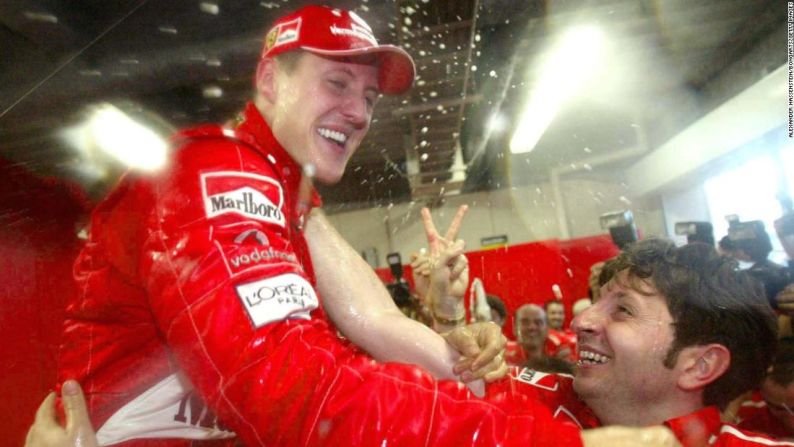 2003: Michael Schumacher sobrevivió al colapso del último día en Japón. Necesitaba terminar entre los ocho primeros para asegurarse el título, y salía 14º en la parrilla, pero consiguió ser octavo para llevarse el título por delante de Kimi Raikkonen.
