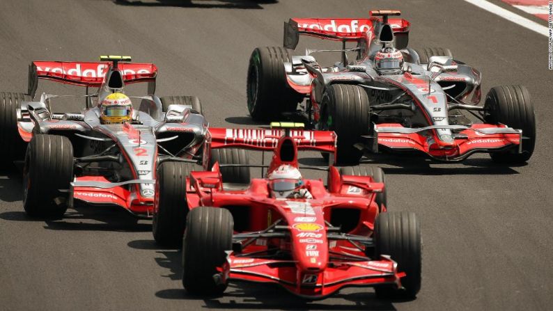 2007: Kimi Raikkonen (al frente) ganó el título por un punto sobre Lewis Hamilton (a la izquierda) y Fernando Alonso (a la derecha) en Brasil. Hamilton era líder en la última jornada, pero un problema en la caja de cambios le hizo acabar séptimo. Raikkonen consiguió la pole y se aseguró una famosa victoria tras llegar a Brasil en tercera posición del campeonato.