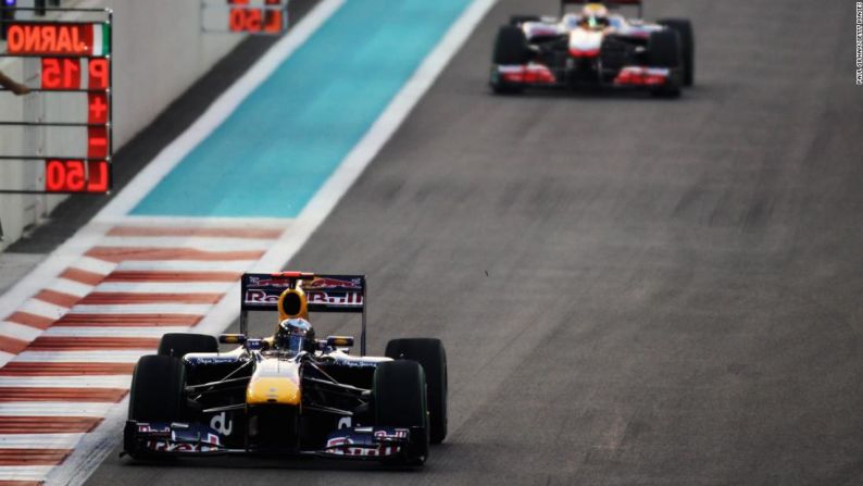 2010: Sebastian Vettel (a la izquierda) se impuso a Fernando Alonso para conseguir el título en Abu Dhabi, en una final que comenzó con cuatro pilotos que podían conseguir la victoria. Alonso solo necesitaba un cuarto puesto para llevarse el título, pero terminó séptimo.
