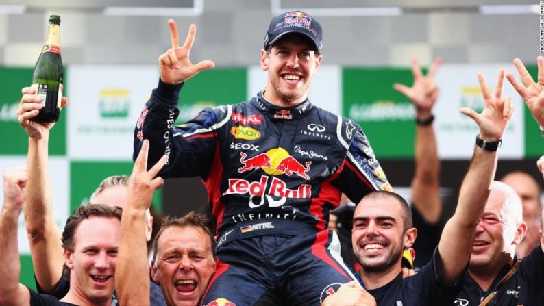 2012: Vettel remontó desde el último lugar en la primera vuelta para terminar sexto en Brasil, llevándose el título por delante de Fernando Alonso por tres puntos. De paso, se convirtió en el tricampeón mundial más joven de la F1.