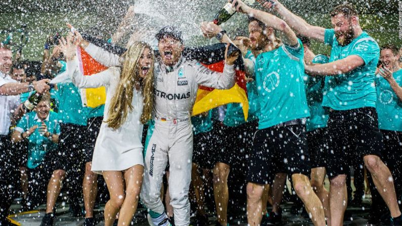 2016: Nico Rosberg le arrebató el título a su compañero de equipo en Mercedes, Lewis Hamilton, en Abu Dhabi con un podio, a pesar de que el británico logró la pole. Una semana después, Rosberg se retiró de la F1.