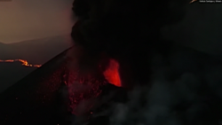 CNNE 1116872 - asi caen las bombas lavicas del volcan cumbre vieja