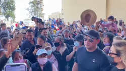 CNNE 1116890 - fans cantan mientras esperan la llegada del cuerpo de vicente fernandez