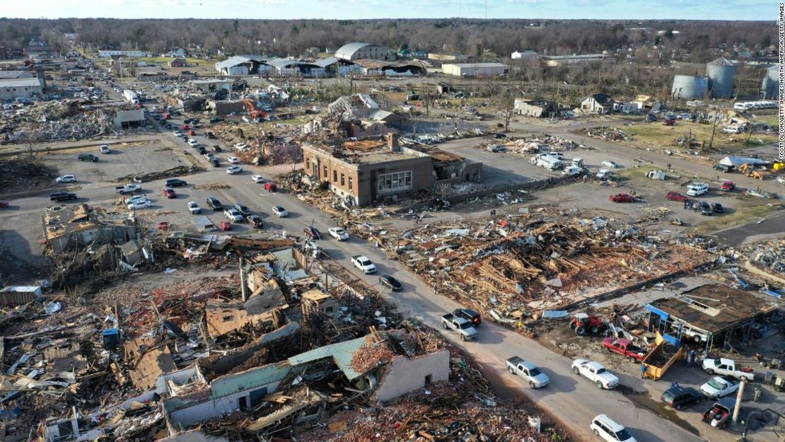 En esta imagen aérea, casas y negocios lucen destruidos después de que un tornado arrasó la ciudad la noche anterior el 11 de diciembre de 2021 en Mayfield, Kentucky.