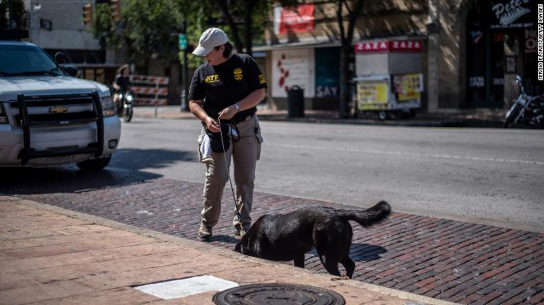 Una unidad canina de ATF inspecciona el área cercana a la escena de un tiroteo masivo el 12 de junio de 2021 en Austin, Texas. Austin ha registrado 88 homicidios en lo que va de año.