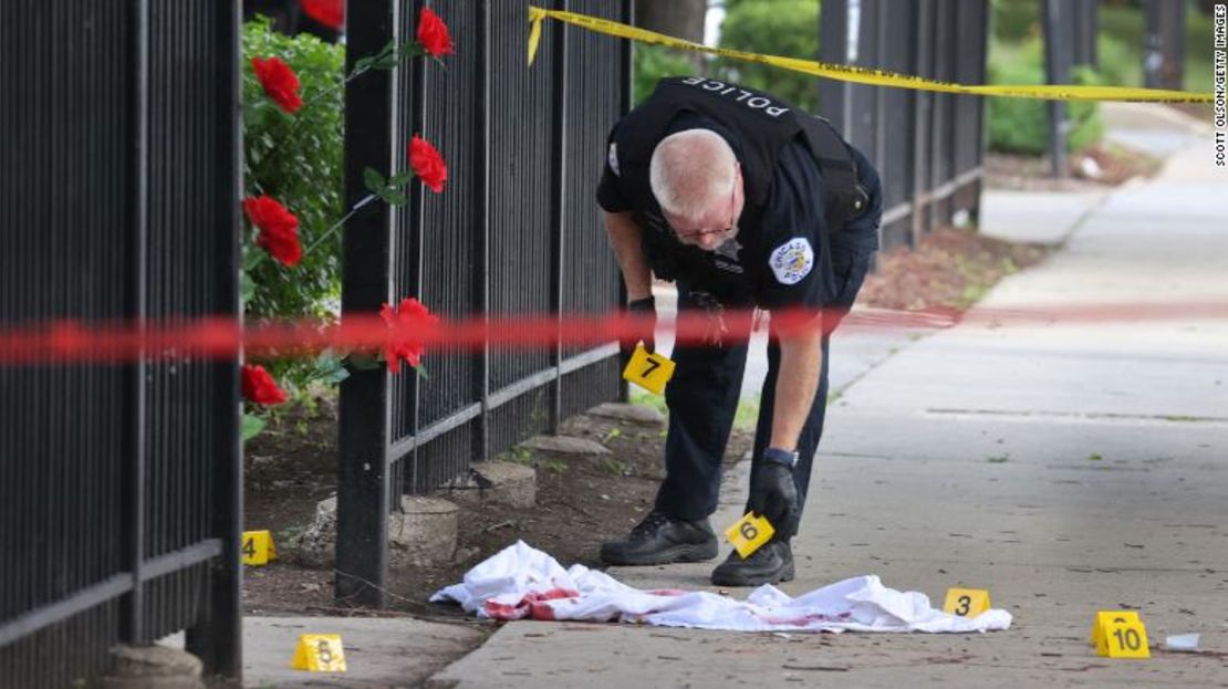 La policía investiga la escena de un crimen donde tres personas fueron baleadas, una de ellas fatalmente, en el vecindario de Bridgeport el 23 de junio de 2021, en Chicago. La ciudad ha registrado 756 homicidios en lo que va del año.