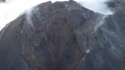 CNNE 1117145 - mira como se abren grietas en el volcan en la palma