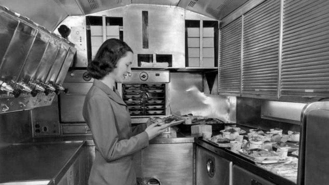 (Una auxiliar de vuelo de Pan American World Airways prepara la comida en la cocina de un avión, hacia 1950. Crédito: Archive Photos/Getty Images).