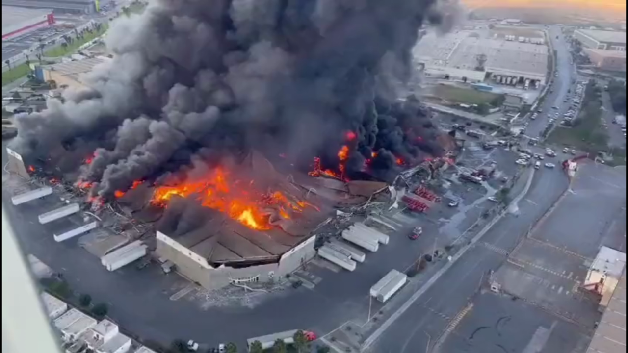 CNNE 1117424 - impresionante incendio en fabrica en el norte de mexico