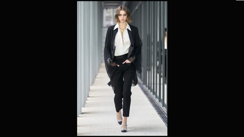 Precisamente, en la última colección Otoño 22 presentada en París, Chanel ofreció una versión más light del tuxedo, adornado con una capa transparente de chiffon y pantalones más angostos