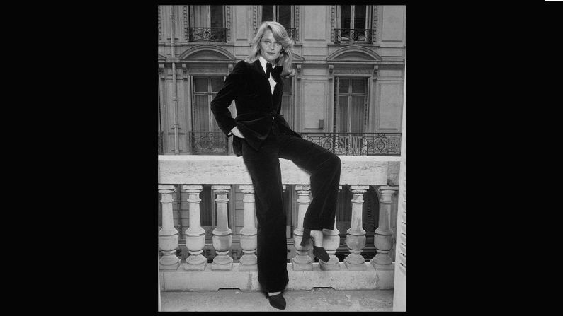 Año tras año, todos los desfiles de YSL proponían infinidad de versiones del tuxedo –o le smoking– incluyendo el vestido-tuxedo, que se convirtió en uno de los diseños icónicos del gran Saint Laurent