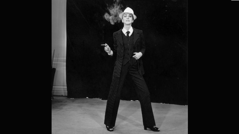 El tuxedo look fue lanzado a nivel internacional por Yves Saint Laurent en su colección de 1966 y –desde ese momento hasta 2002 en que mostró su última colección en París– ¡millones de mujeres quedaron fascinadas con un conjunto que combinaba comodidad con el chic francés más divino!