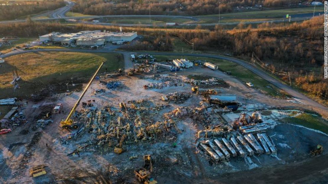 Vista aérea de los daños a la fábrica de velas en Mayfield, Kentucky.