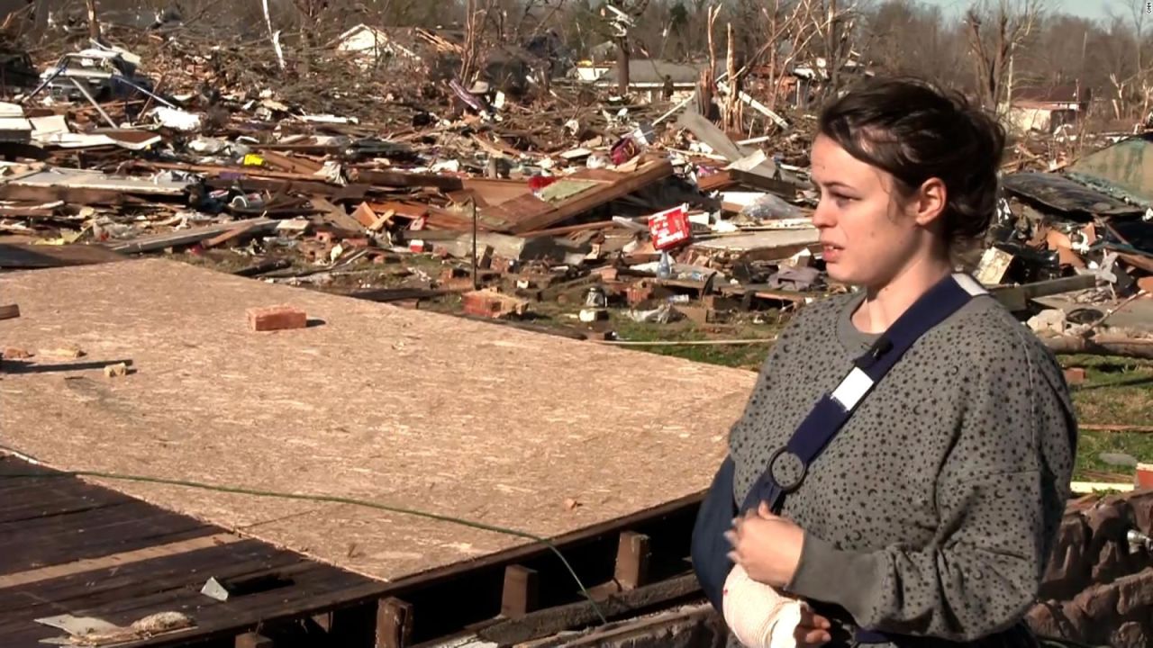 CNNE 1117737 - 'volamos por el aire'- familia de kentucky sobrevive a un tornado