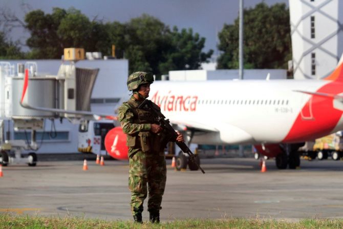 Minutos después, mientras efectivos policiales reconocían la zona, hallaron una maleta y, mientras la investigaban, detonó, matando a dos miembros de la Policía Metropolitana de Cúcuta, dijeron las autoridades. En esta foto un soldado presta guardia en el aeropuerto.