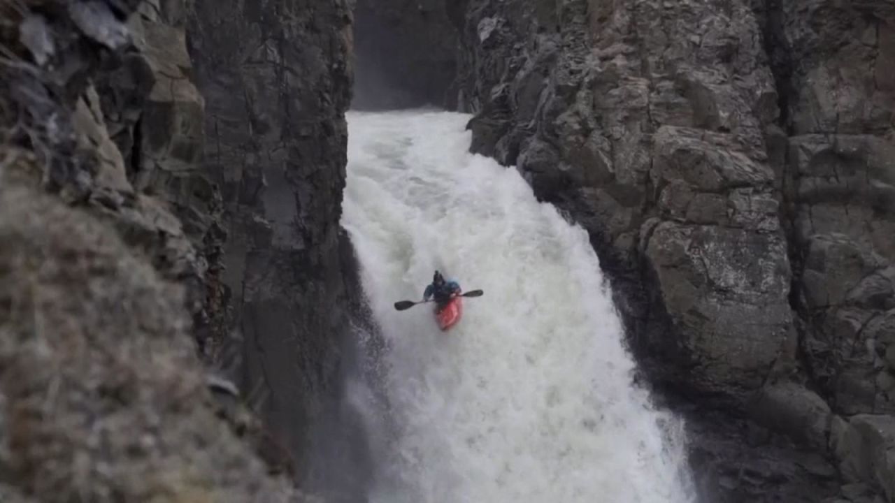 CNNE 1118041 - descubre islandia de la mano de estos kayakistas