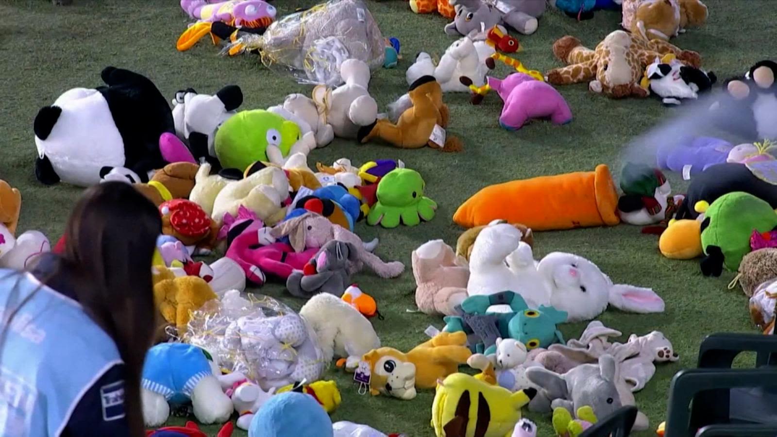 Lluvia de peluches invade el campo de juego de Real Betis