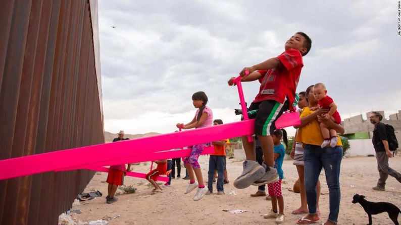 Niños juegan en un sube y baja instalado en el muro que divide la frontera de México y Estados Unidos, entre Anapra, Chihuahua y Sunland, Nuevo México en julio de 2019.