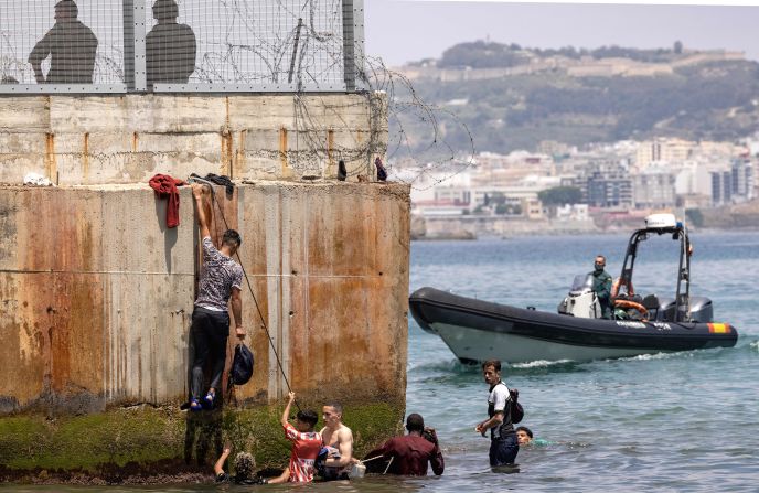 Unos 8.000 migrantes de Marruecos llegan nadando hasta el enclave español de Ceuta en mayo de 2021. Se trata de la mayor afluencia de inmigración ilegal hasta este lugar en un solo día, según le dijo a CNN un portavoz del Gobierno español.