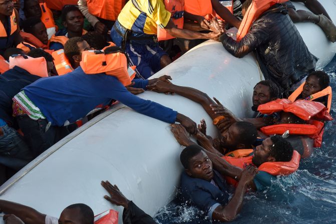 Migrantes caen al agua durante una operación de rescate del barco de Topaz Responder dirigido por la ONG maltesa Moas y la Cruz Roja Italiana, frente a la costa de Libia en el Mar Mediterráneo, en noviembre de 2016.