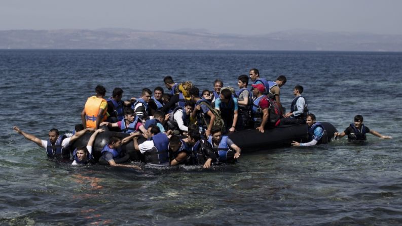 Migrantes sirios desplazados por la guerra llegan en una barca de goma a la isla griega de Lesbos en septiembre de 2015. Muchos inmigrantes pierden la vida al cruzar el mar Egeo en embarcaciones similares.