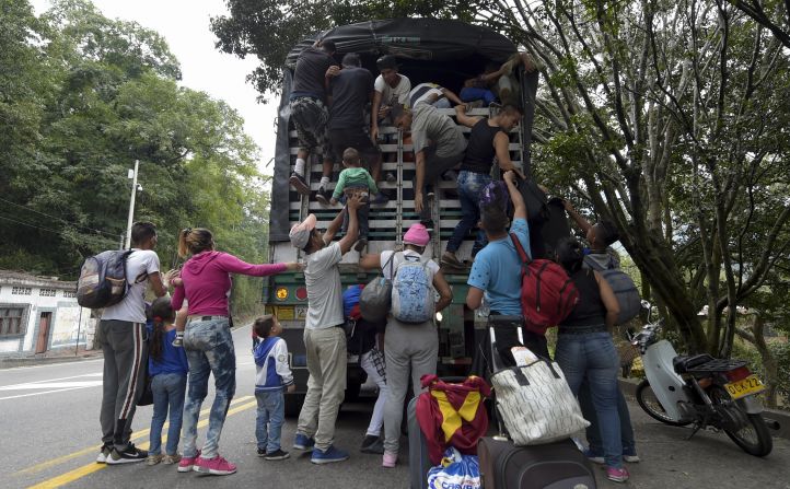 Migrantes venezolanos suben a un camión en la carretera de Cúcuta ​​en el departamento de Norte de Santander, Colombia en febrero de 2019.