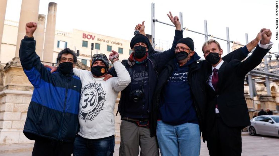 Los partidarios del proyecto de ley de cannabis en Malta celebran frente al Parlamento en La Valeta, Malta, el 14 de diciembre.