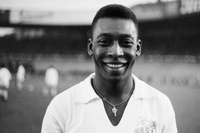 Pelé, vestido con su camiseta del Santos, sonríe antes de jugar un partido amistoso contra el club francés "Racing", el 13 de junio de 1961. Crédito: AFP via Getty Images