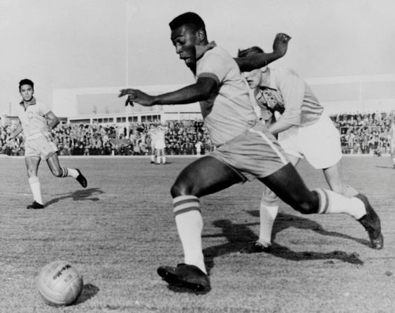 Pelé es hijo de otro jugador de fútbol, João Ramos do Nascimento, conocido como "Dondinho". En esta foto, Pelé regatea a un defensor durante un partido amistoso entre el Malmoe y Brasil, el 8 de mayo de 1960. Su equipo ganó 7-1.