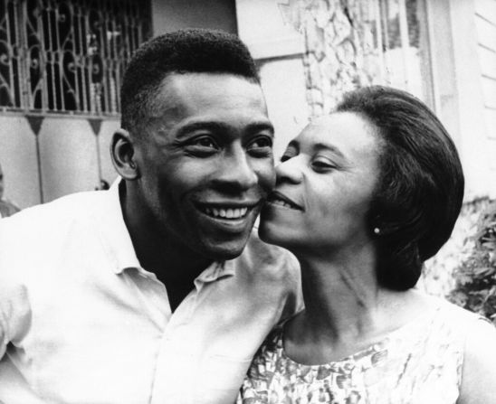 Pelé con su madre Celeste Arantes en marzo de 1965. Crédito: AP