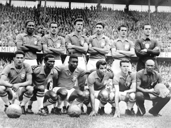 La selección brasileña de fútbol posa antes de la final de la Copa del Mundo en Estocolmo, el 29 de junio de 1958. Brasil derrotó a Suecia 5-2 y ganó su primer mundial. Crédito: AP