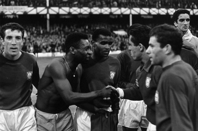 Julio de 1966: A pesar de su decepción, Pelé felicita a la selección de Portugal después de vencer a Brasil por 3-1 en la Copa del Mundo de 1966. Crédito: Central Press / Getty Images