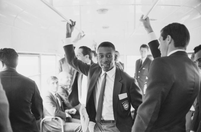 Pelé con sus compañeros de la selección a su llegada al Reino Unido para la Copa Mundial de la FIFA de 1966, el 25 de junio de 1966. Crédito: Len Trievnor / Daily Express / Hulton Archive / Getty Images