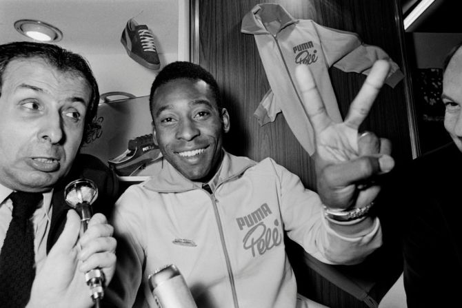 Pelé hace la señal de la victoria el 20 de diciembre de 1971 durante una conferencia de prensa en París. Crédito: AFP via Getty Images