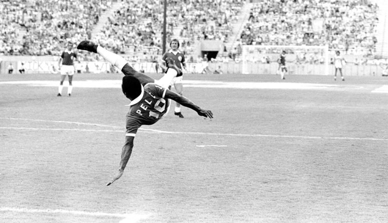 El 1975 Pelé firmó un contrato para jugar en el Cosmos de Nueva York. En la foto el brasileño juega contra los Tampa Bay Rowdies el 19 de mayo de 1977. Crédito: AP / Jim Bourdier