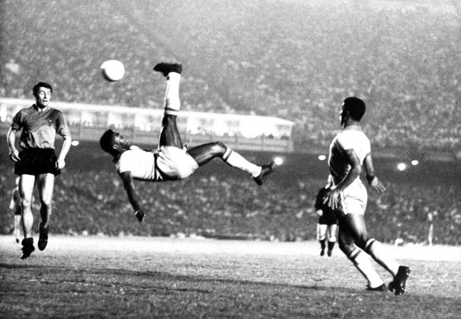 Comenzó a jugar al fútbol profesionalmente a los 15 años. Su posición era la de centro delantero, su número de camiseta era el 10, y jugó en el Club de Fútbol Santos de 1956 a 1974. Crédito: AP