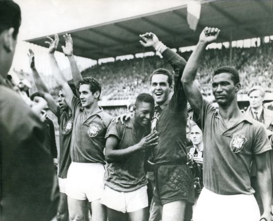 Pelé, a sus 17 años, llora en el hombro del portero Gylmar Dos Santos Neves (derecha) después de la victoria de Brasil por 5-2 sobre Suecia en la final de la Copa del Mundo, el 29 de junio de 1958. Crédito: AP