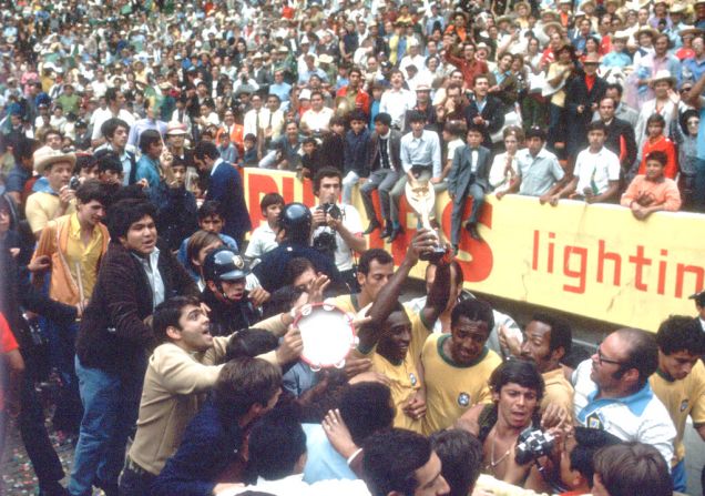 Pelé celebra con sus compañeros mientras sostiene la Copa Jules Rimet de la FIFA tras la victoria de Brasil 4-1 contra Italia en el Estadio Azteca de la Ciudad de México el 21 de junio de 1970. Crédito: AP