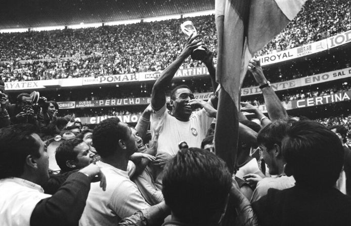Con esta victoria en el Estadio Azteca de México, Pelé se convirtió en el primer jugador en ganar tres Copas del Mundo. Crédito: AP