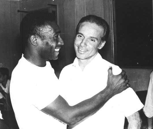 Pelé abraza a Mario Zagallo tras el nombramiento de este último como entrenador de la selección brasileña de fútbol, en Río de Janeiro, Brasil, el 19 de marzo de 1970. Crédito: AP