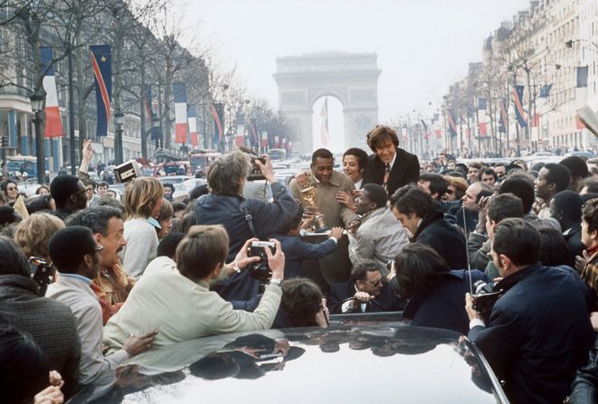 Pelé, rodeado por una gran multitud el 30 de marzo de 1971 en los Campos Elíseos de París. Crédito: STAFF / AFP vía Getty Images