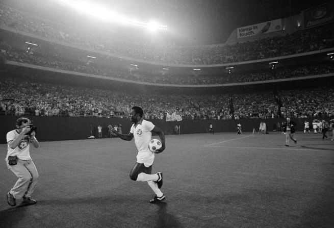 Pelé entra al campo ante una multitud de 73.669 personas en el Giants Stadium en Nueva Jersey, el 25 de agosto de 1977. Crédito: AP / Ray Stubblebine