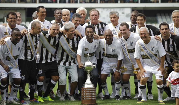 Pelé, en el centro, con otros exjugadores del Santos, posan junto al trofeo de la Libertadores durante la celebración del centenario del equipo en Santos, Brasil, el 14 de abril de 2012. Crédito: AP / Nelson Antoine