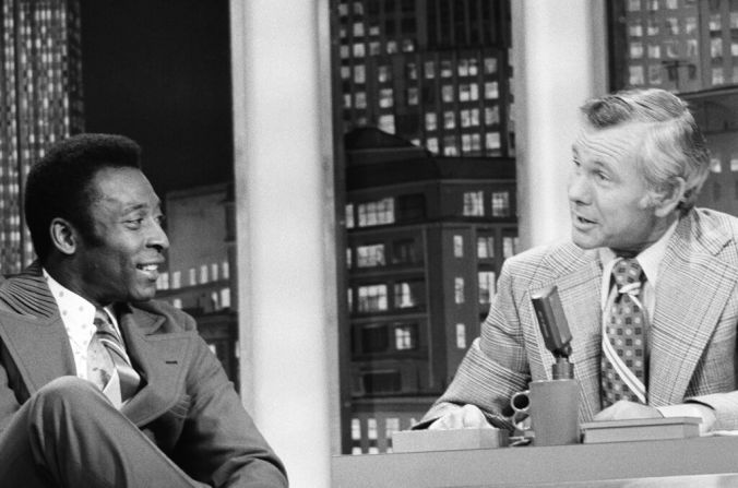 Pelé aparece con Johnny Carson en el "Tonight Show", el 9 de mayo de 1973. Crédito: AP / Allen Green