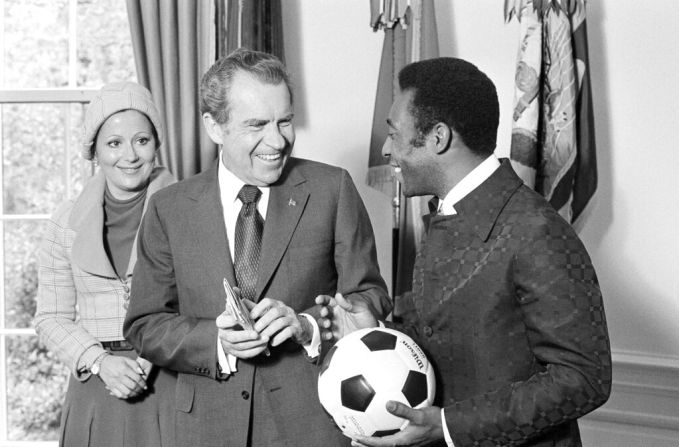 8 de mayo de 1973: Pelé sostiene un balón que autografió para el presidente de EE.UU. Richard Nixon. Crédito: AP / Henry Burroughs