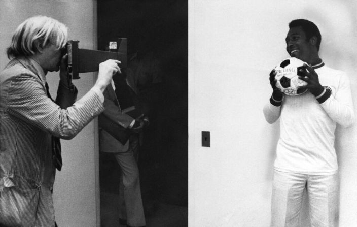 El artista Andy Warhol, a la izquierda, hace una fotografía a Pelé para pintar un retrato del futbolista, el 27 de julio de 1977 en Nueva York. Crédito: AP / Claudia Larson