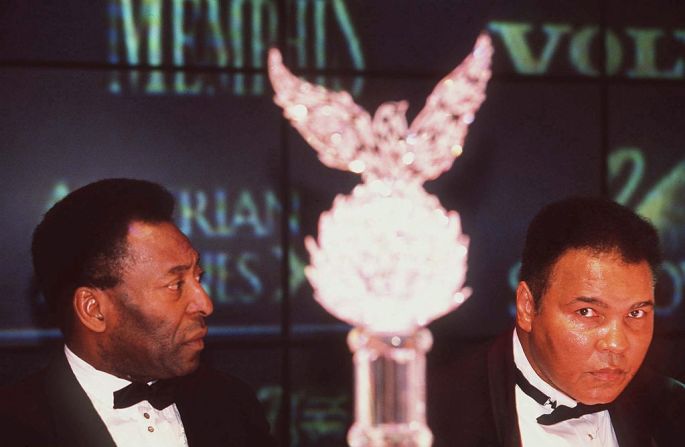 Una foto de dos íconos del deporte que marcaron la segunda mitad del siglo XX: Pelé y Muhammad Ali, fotografiados el 19 de noviembre de 1999. Mark Sandten / Bongarts / Getty Images